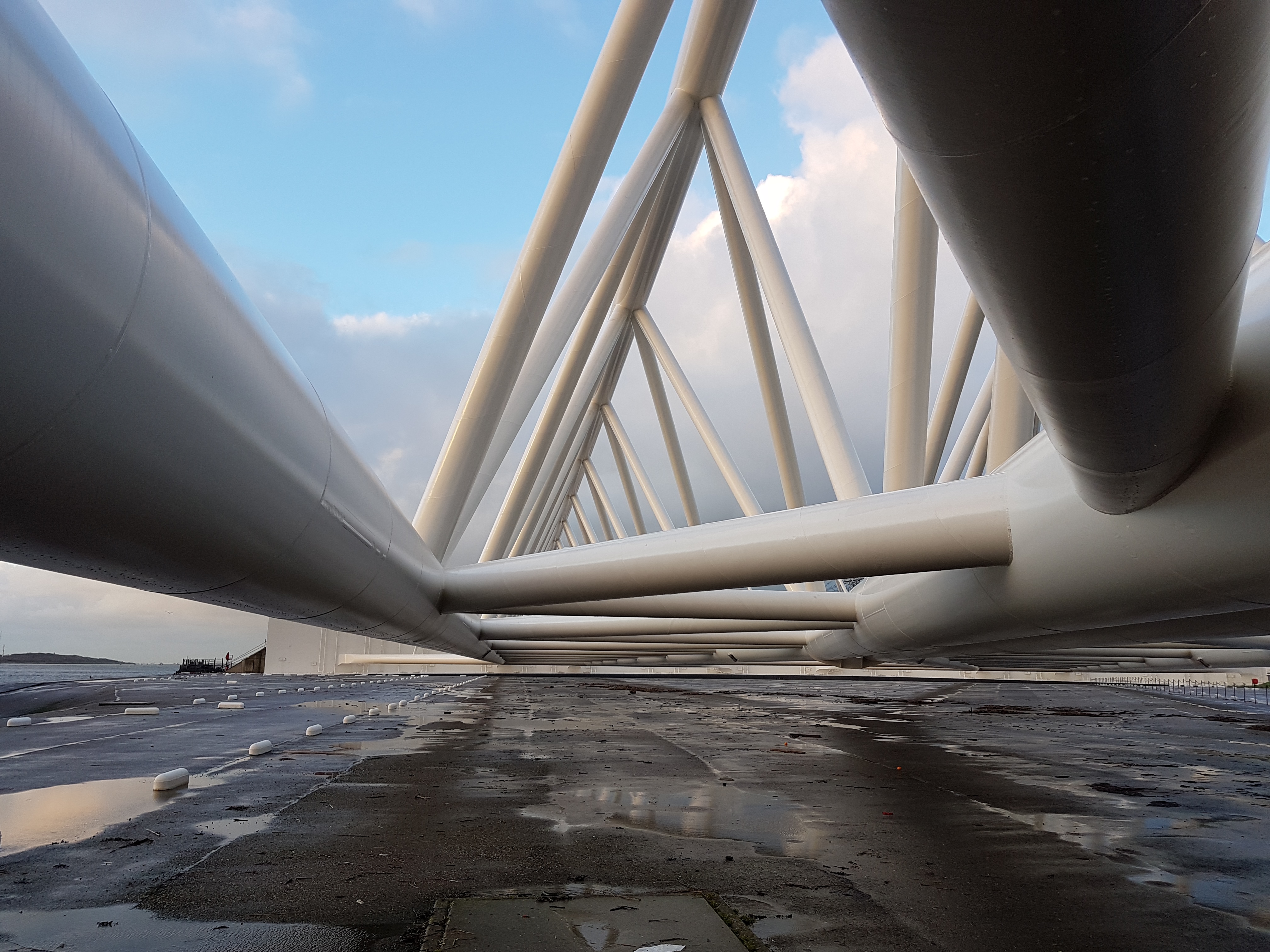 Een deel van de waterkering in Rotterdam - een arm die het water afsluit